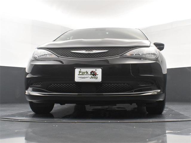 Photo of 2025 Diamond Black Crystal Pearlcoat Chrysler Voyager