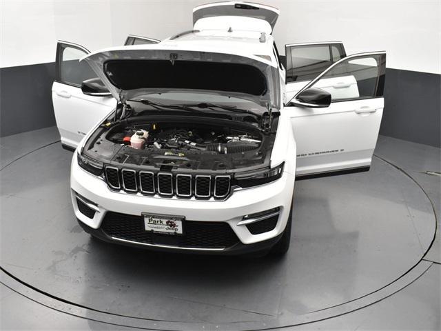 Photo of 2022 Bright White Clearcoat Jeep Grand Cherokee