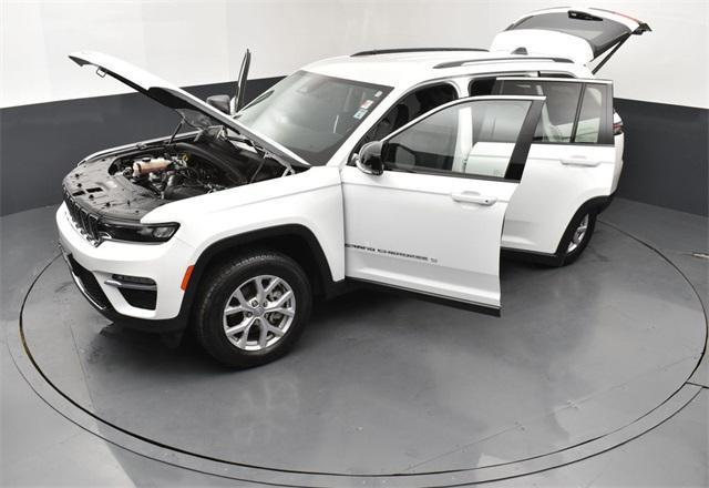Photo of 2022 Bright White Clearcoat Jeep Grand Cherokee