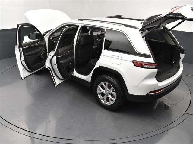 Photo of 2022 Bright White Clearcoat Jeep Grand Cherokee
