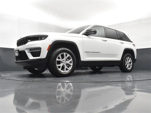 Photo of 2022 Bright White Clearcoat Jeep Grand Cherokee