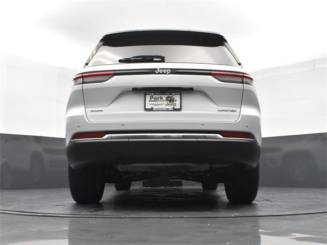 Photo of 2022 Bright White Clearcoat Jeep Grand Cherokee