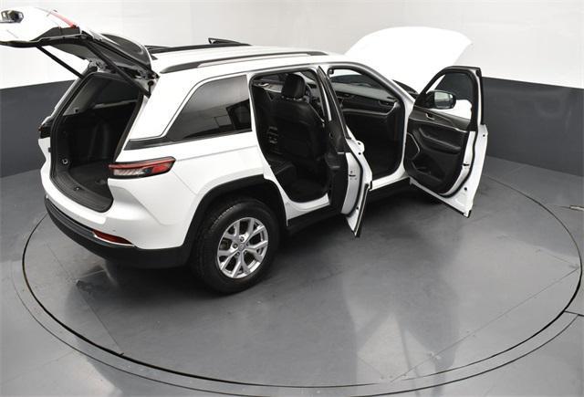Photo of 2022 Bright White Clearcoat Jeep Grand Cherokee