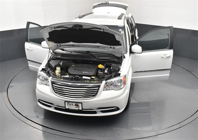 Photo of 2015 Bright White Clearcoat Chrysler Town & Country