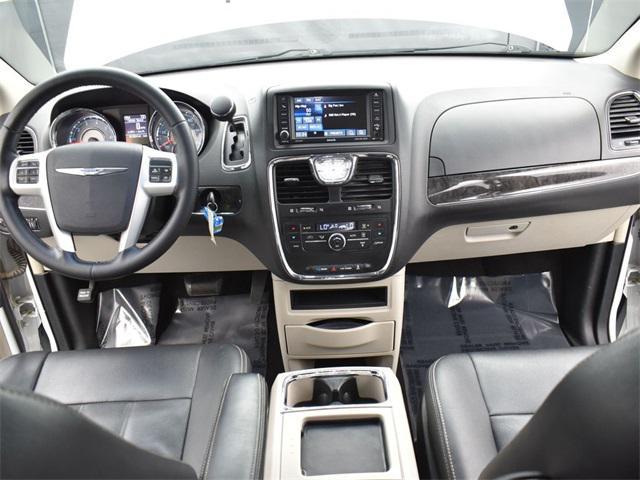 Photo of 2015 Bright White Clearcoat Chrysler Town & Country