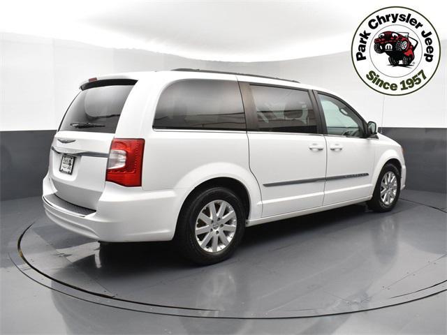 Photo of 2015 Bright White Clearcoat Chrysler Town & Country
