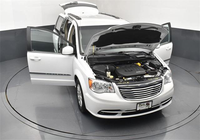 Photo of 2015 Bright White Clearcoat Chrysler Town & Country