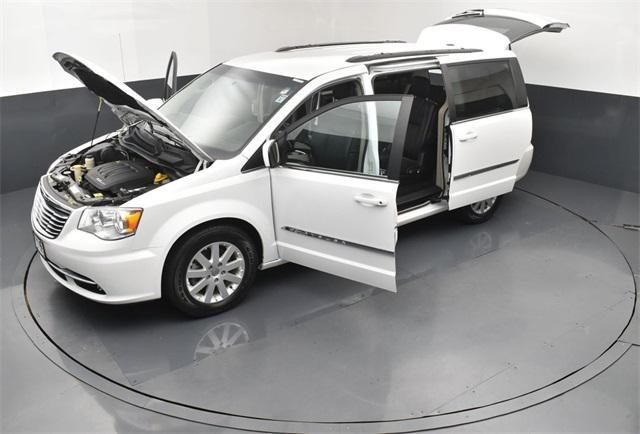 Photo of 2015 Bright White Clearcoat Chrysler Town & Country