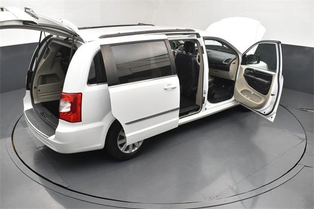 Photo of 2015 Bright White Clearcoat Chrysler Town & Country