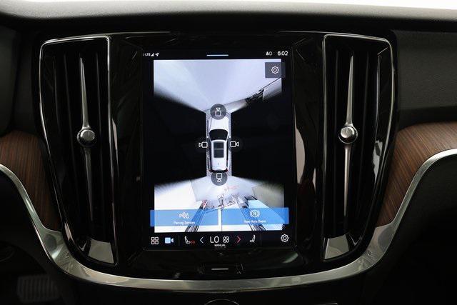 Photo of 2024 Onyx Black Volvo V60 Cross Country