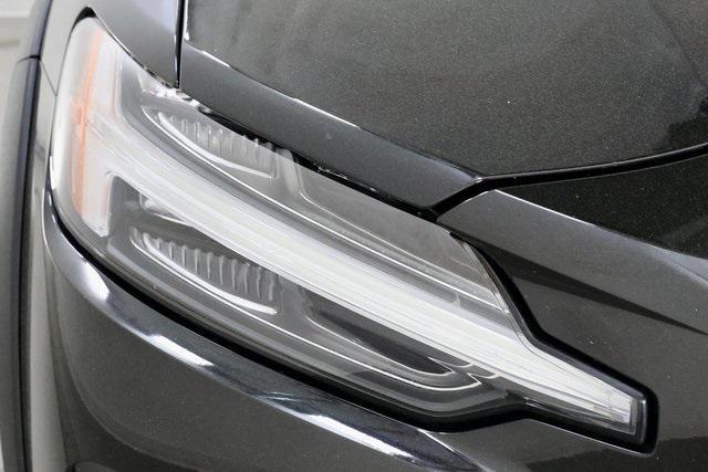 Photo of 2024 Onyx Black Volvo V60 Cross Country