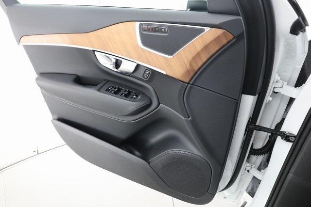Photo of 2024 Crystal White Volvo XC90