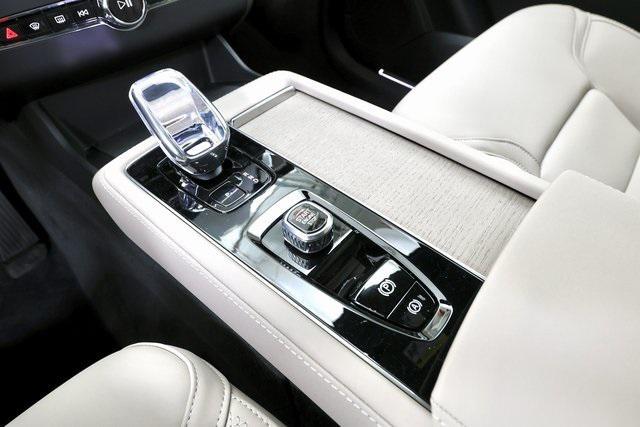 Photo of 2025 Onyx Black Volvo XC90 Plug-In Hybrid