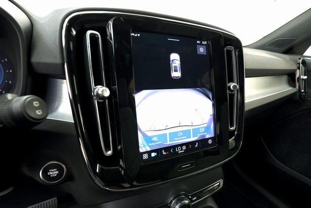 Photo of 2025 Silver Dawn Metallic Volvo XC40