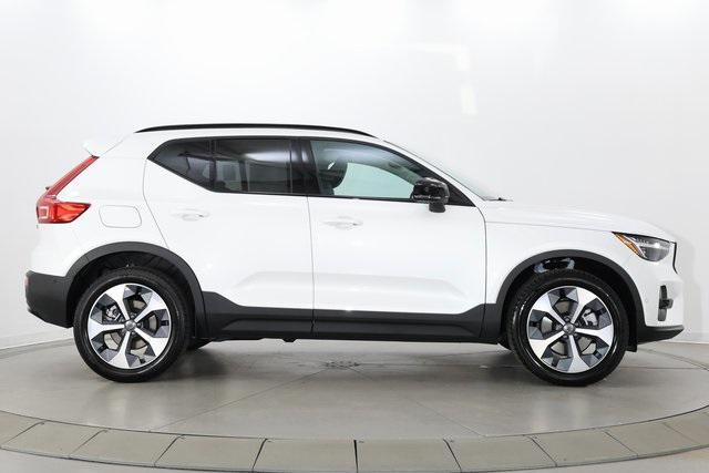 Photo of 2026 Crystal White Volvo XC40