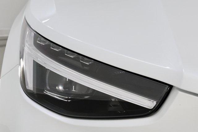 Photo of 2026 Crystal White Volvo XC40