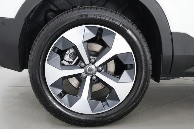 Photo of 2026 Crystal White Volvo XC40
