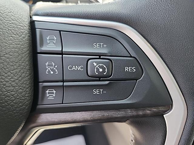 Photo of 2025 Bright White Clear-Coat Exterior Paint Jeep Grand Cherokee