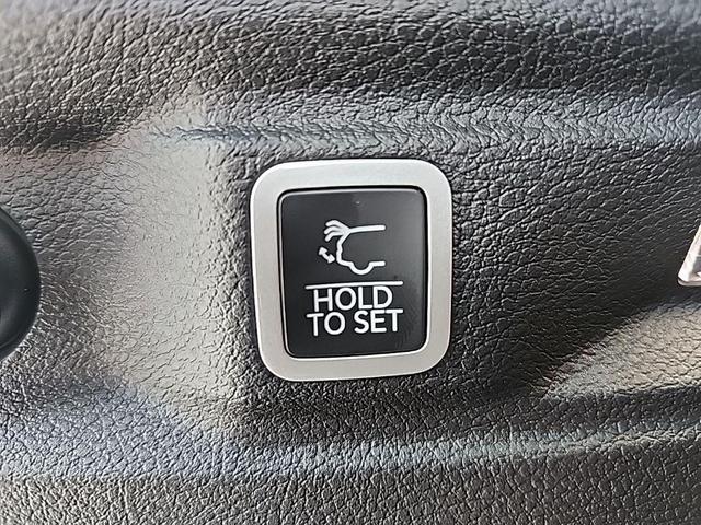 Photo of 2025 Baltic Gray Metallic Clear-Coat Exterior Paint Jeep Grand Cherokee