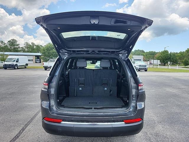 Photo of 2025 Baltic Gray Metallic Clear-Coat Exterior Paint Jeep Grand Cherokee