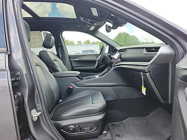 Photo of 2025 Baltic Gray Metallic Clear-Coat Exterior Paint Jeep Grand Cherokee