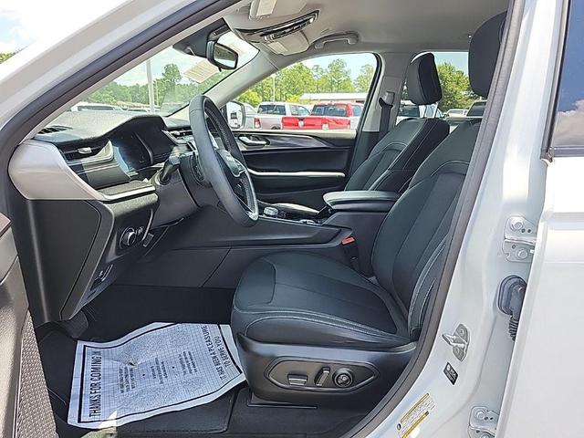 Photo of 2023 Bright White Clearcoat Jeep Grand Cherokee