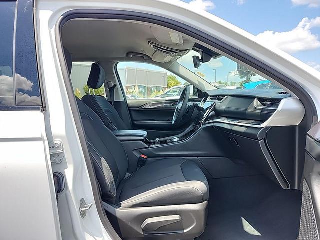 Photo of 2023 Bright White Clearcoat Jeep Grand Cherokee