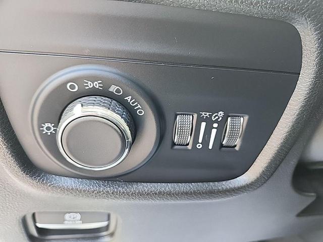 Photo of 2023 Bright White Clearcoat Jeep Grand Cherokee