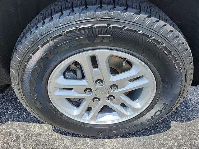 Photo of 2023 Bright White Clearcoat Jeep Grand Cherokee