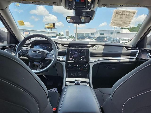 Photo of 2023 Bright White Clearcoat Jeep Grand Cherokee