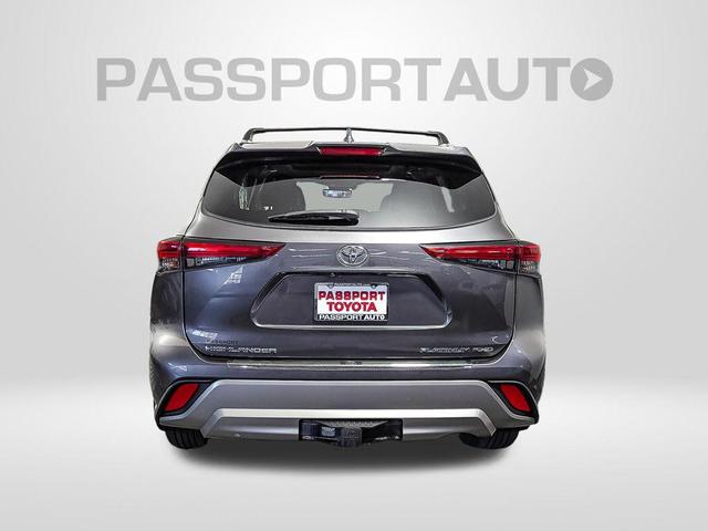 Photo of 2022 Magnetic Gray Metallic Toyota Highlander