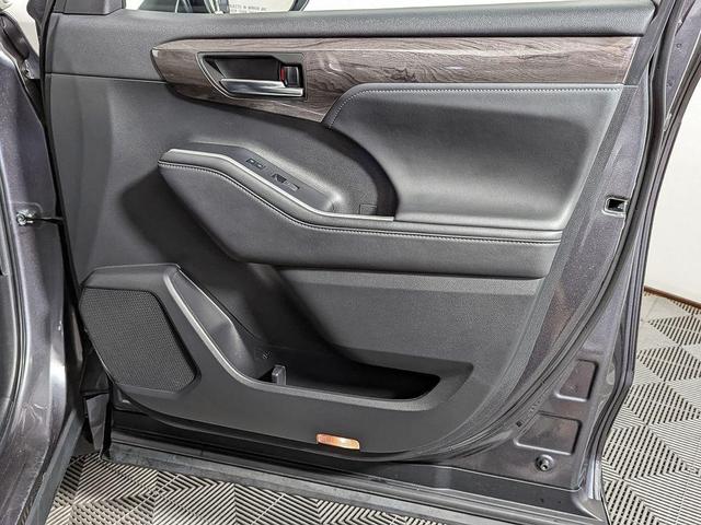 Photo of 2022 Magnetic Gray Metallic Toyota Highlander