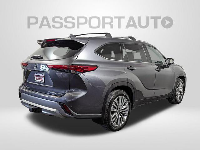 Photo of 2022 Magnetic Gray Metallic Toyota Highlander