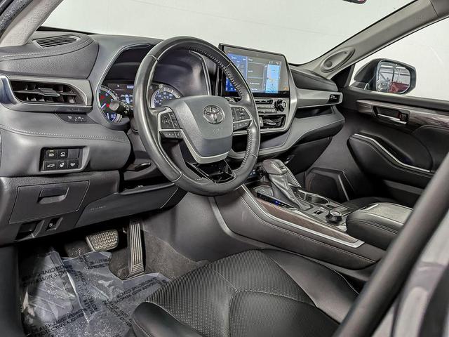 Photo of 2022 Magnetic Gray Metallic Toyota Highlander