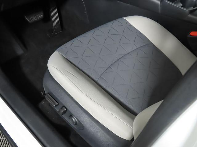 Photo of 2020 Super White Toyota RAV4