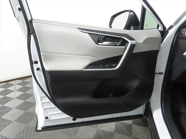 Photo of 2020 Super White Toyota RAV4