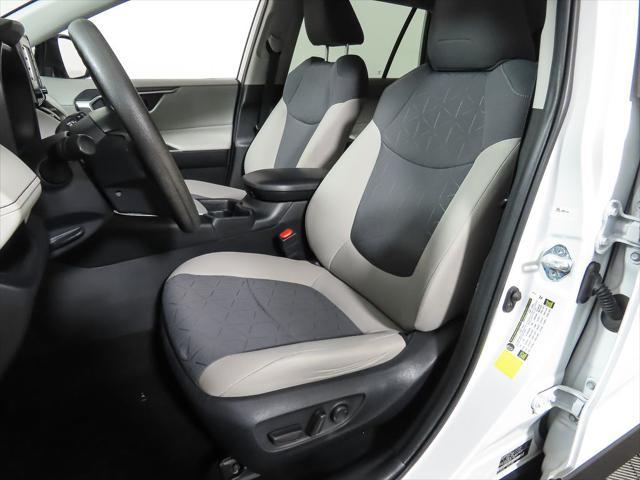 Photo of 2020 Super White Toyota RAV4