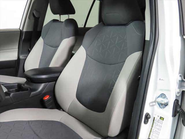 Photo of 2020 Super White Toyota RAV4