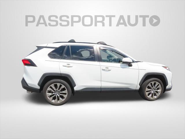 Photo of 2019 Super White Toyota RAV4