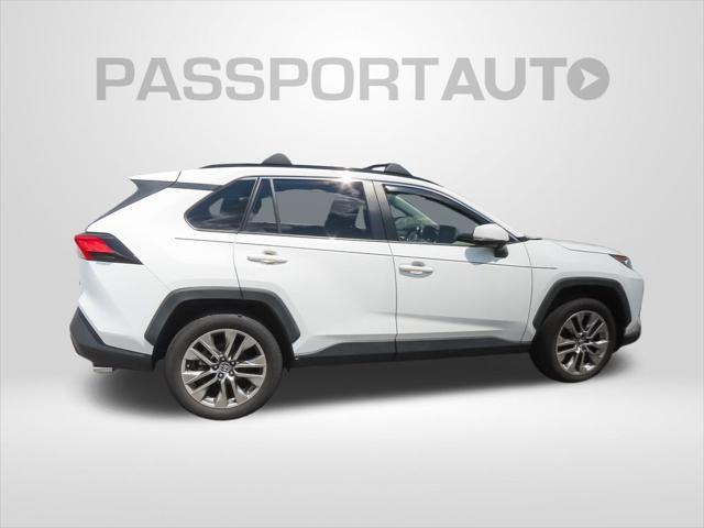 Photo of 2019 Super White Toyota RAV4