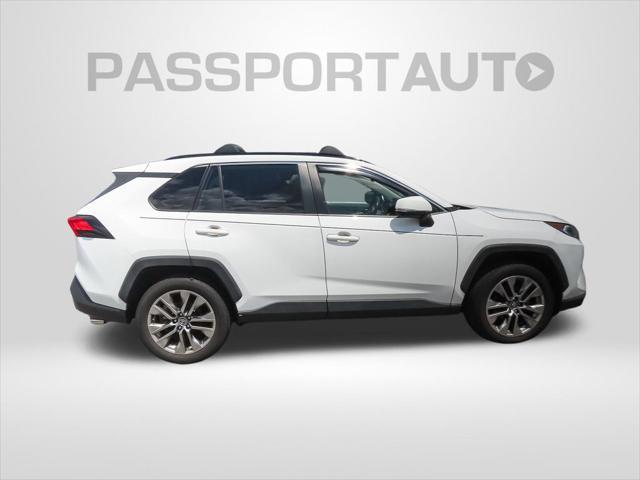 Photo of 2019 Super White Toyota RAV4