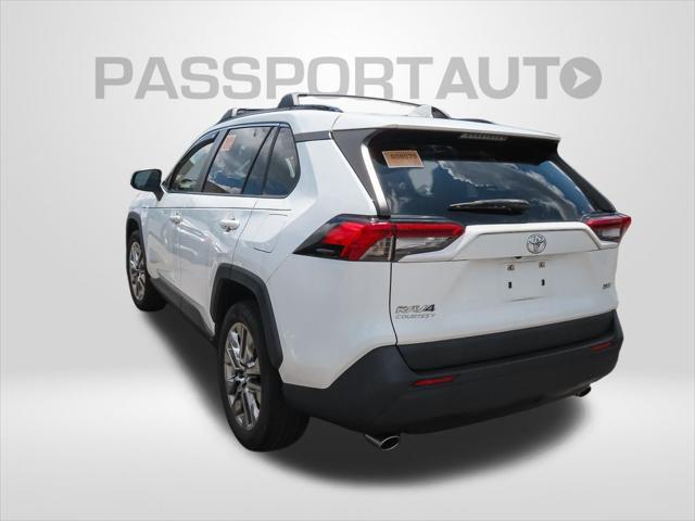 Photo of 2019 Super White Toyota RAV4