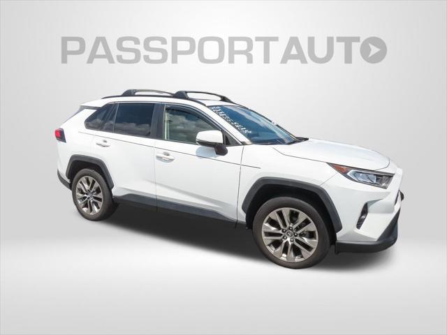 Photo of 2019 Super White Toyota RAV4