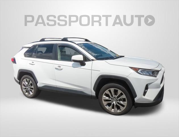 Photo of 2019 Super White Toyota RAV4