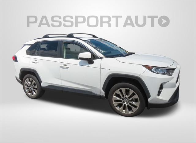 Photo of 2019 Super White Toyota RAV4