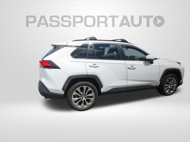 Photo of 2019 Super White Toyota RAV4