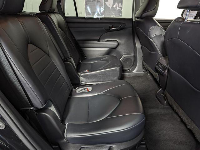 Photo of 2022 Midnight Black Metallic Toyota Highlander