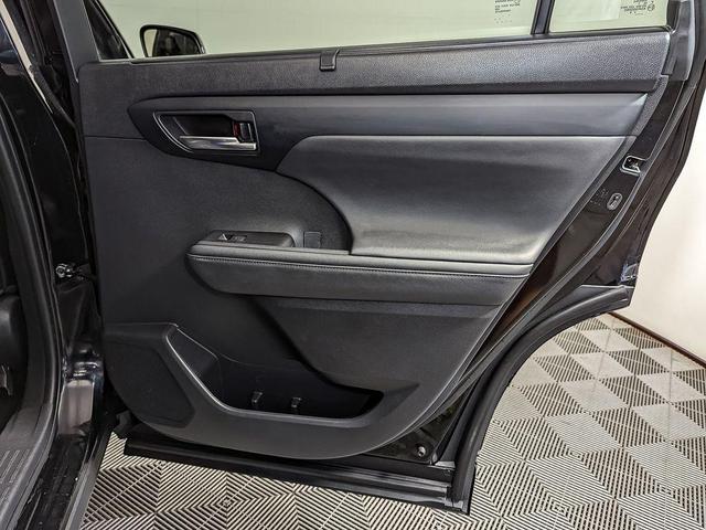 Photo of 2022 Midnight Black Metallic Toyota Highlander