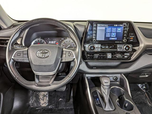 Photo of 2022 Midnight Black Metallic Toyota Highlander