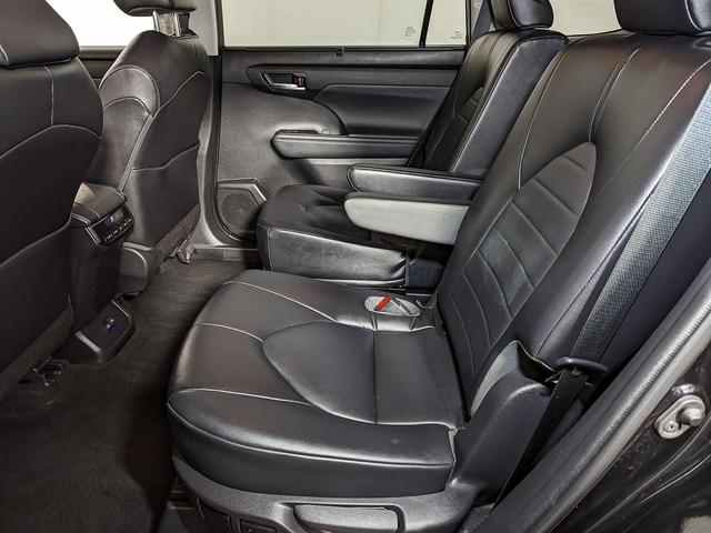 Photo of 2022 Midnight Black Metallic Toyota Highlander